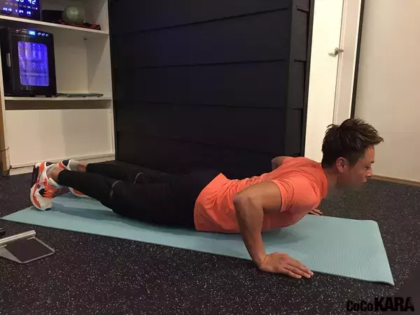「人気パーソナルトレーナーが教える自宅でできる超簡単トレーニング「プルプル二の腕にサヨナラ！細マッチョな腕を手に入れたい」」の画像