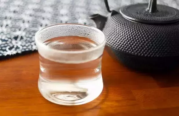 「ダイエット中の水分補給は何を飲んだらいい？気になるカロリーや注意したい飲み物ガイド」の画像