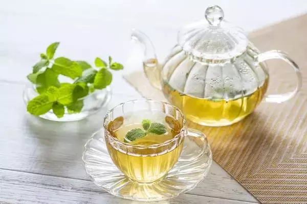 「ダイエット中の水分補給は何を飲んだらいい？気になるカロリーや注意したい飲み物ガイド」の画像