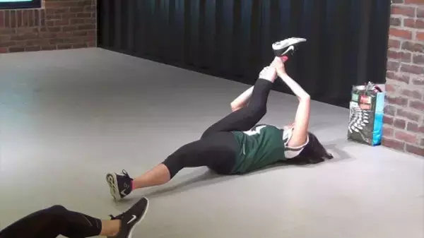 元NFLチアが教える　元気になるストレッチ　＃４脚上げ編