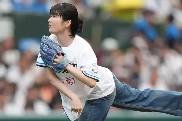 23歳人気女優が「ドキドキでした」　“ハニカミ”始球式に「かわいいがすぎる」「最高でっす」反響止まぬ
