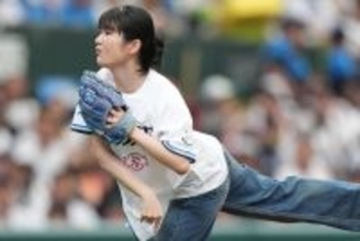 23歳人気女優が「ドキドキでした」　“ハニカミ”始球式に「かわいいがすぎる」「最高でっす」反響止まぬ