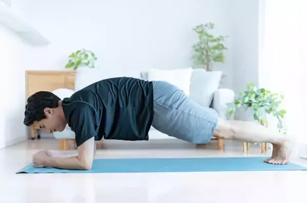 「疲れが取れにくいと感じたときは？40代男性の体力低下の原因、今すぐ始めたい体力アップの方法」の画像