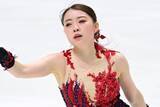 「「バリ可愛いか〜」23歳フィギュア女子、黒ミニワンピ×黒タイツの装い　生け花をバックに「凄く素敵です」「めちゃくちゃ綺麗になったね」」の画像1