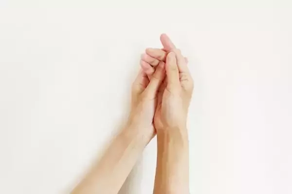 その手のしびれは危ない？重大な病気が隠れている可能性も　受診の目安と予防法を医師が伝える