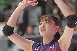 「しぐさ、かわよ！」人気の25歳バレー女子が“衝撃音”に頭抱えて「壊れちゃう」…「リアクション好きすぎる」