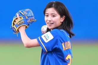 「めっちゃ可愛い！」「ど美人」神宮に登場した29歳女優に反響　見事なノーバウンド投球も「もうちょっとパシッと決めたかった」