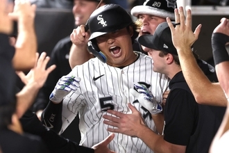 サヨナラ勝利の瞬間…村上宗隆の「確信がはやい」「伝説級のリアクション」と米反響　押し出し四球で決着「Wソックスファンの心境そのものだ」