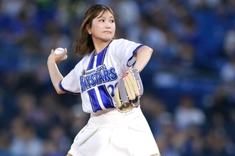 初々しさ満点　女子ゴルファーの豪快ミニスカ始球式は「超絶カワイイ」反響止まらず「スマイルに癒されます」