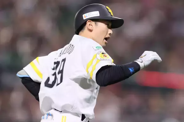 「打てるキャッチャー最高やー！」「城島CBOのような一撃」ソフトバンクにトレード加入の27歳が移籍後初アーチ「デスターシャで号泣した」
