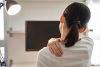肩こり悪化の原因は加齢？ 痛みを和らげる秘策を薬剤師が紹介