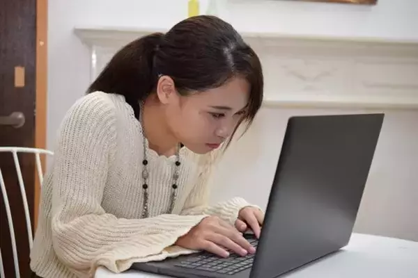 「肩こり悪化の原因は加齢？ 痛みを和らげる秘策を薬剤師が紹介」の画像