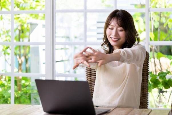 肩こり悪化の原因は加齢？ 痛みを和らげる秘策を薬剤師が紹介