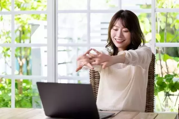 「肩こり悪化の原因は加齢？ 痛みを和らげる秘策を薬剤師が紹介」の画像