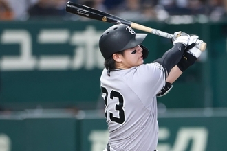 「何かやってくれそうな気配がある」真夏の首位決戦、注目のヤングG　“村上撃ち”も話題の20歳内野手　圧巻の.357「高卒2年目というのを考えると本当にすごい」