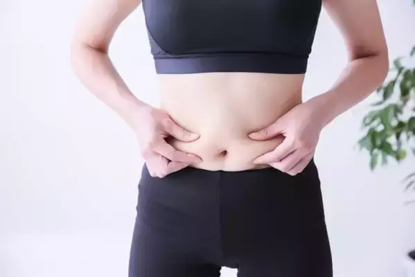 「おなかの肉が気になる人必見！ぜい肉を落とすための腹筋メニュー3種」の画像