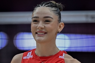 「本当に美しすぎる！」トルコの27歳バレー女子、白のノースリーブドレス姿を披露…ファン釘づけ「エレガント」「私の愛しい人」