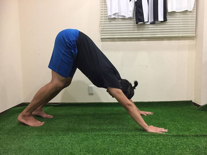 スッキリ脚を手に入れる！スポーツトレーナーが実践「脚のストレッチ①」