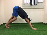 「スッキリ脚を手に入れる！スポーツトレーナーが実践「脚のストレッチ①」」の画像4