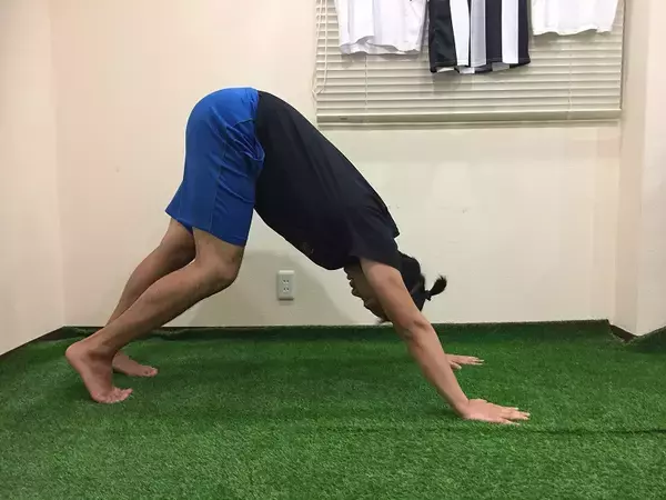 「スッキリ脚を手に入れる！スポーツトレーナーが実践「脚のストレッチ①」」の画像