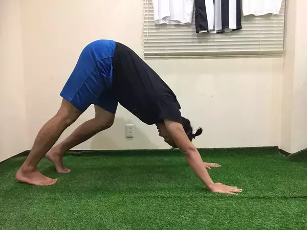 「スッキリ脚を手に入れる！スポーツトレーナーが実践「脚のストレッチ①」」の画像