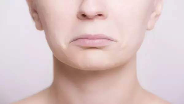 アゴ下の「梅干しジワ」の原因と対策