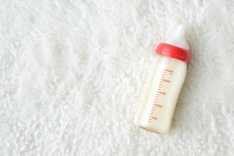 授乳中のお酒、カフェインはどう付き合う？安心して授乳を続けるために