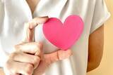 「胸の痛みは体のSOSかも！？ 痛む部位別の原因と対処法について」の画像1