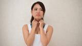「二重あごの原因は肥満だけではない？おすすめ改善法」の画像1