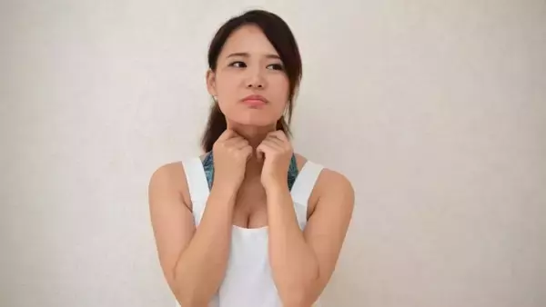 二重あごの原因は肥満だけではない？おすすめ改善法