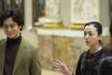 「高橋一生主演『岸辺露伴 ルーヴルへ行く』安藤政信＆美波の姿を捉えた“怪しさ漂う場面写真”が公開」の画像1