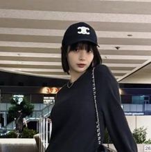 Mリーグ4トップで好調の岡田紗佳、艶めかしいレースタイツの私服コーデに反響