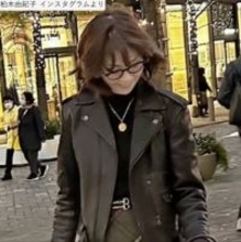 柏木由紀子77歳、スカートコーデ姿で美スタイル全開「素敵ですね」「ナイス」