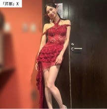 芹那41歳、“背中ざっくり”真っ赤なドレス姿に「美しすぎる」「スタイル抜群」ファン驚き