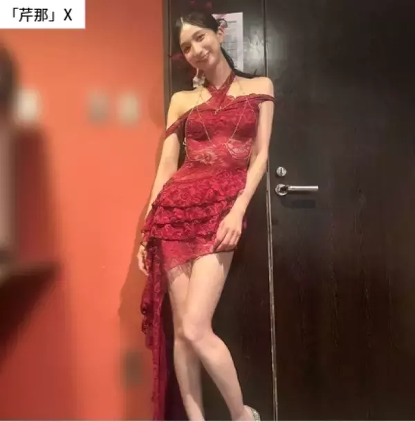 芹那41歳、“背中ざっくり”真っ赤なドレス姿に「美しすぎる」「スタイル抜群」ファン驚き
