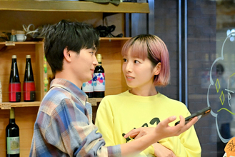 『じゃあ、あんたが作ってみろよ』“鮎美”夏帆にアプローチする“ミナト”青木柚に「年下沼男」「距離感バグ」の声