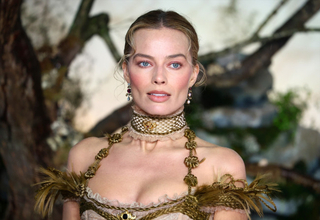 マーゴット・ロビー、人毛で作られた衝撃のネイキッドドレスで登場