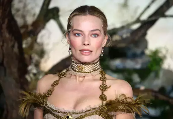 マーゴット・ロビー、人毛で作られた衝撃のネイキッドドレスで登場