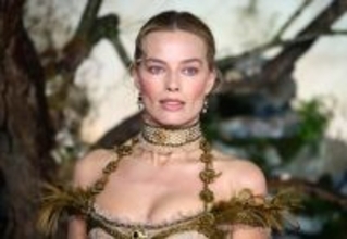 マーゴット・ロビー、人毛で作られた衝撃のネイキッドドレスで登場