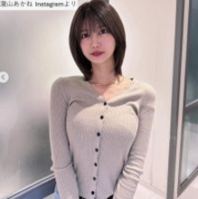 171cm“人気ABEMAアナウンサー”、タイトなニット姿が「スタイル抜群」と絶賛の声