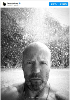 ジェイソン・ステイサム、子どもたちとプールでバカンス　ほほえましい親子ショットをシェア