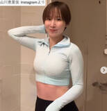 「“奇跡の44歳”山川恵里佳、タイトなミニ丈ウェアで抜群プロポーション全開！　2児の母」の画像1