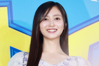 乃木坂46井上和、花柄ワンピで『トイ・ストーリー５』レッドカーペットに登場　美髪輝く