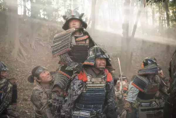 『豊臣兄弟！』“信長”小栗旬、“藤吉郎”池松壮亮の捨て身すぎる行動にあ然　ネットも衝撃「すごい忠誠心」「覚悟決まりすぎ」