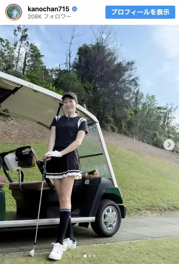 狩野舞子37歳、185cmの長身映えるミニスカゴルフウェアに反響