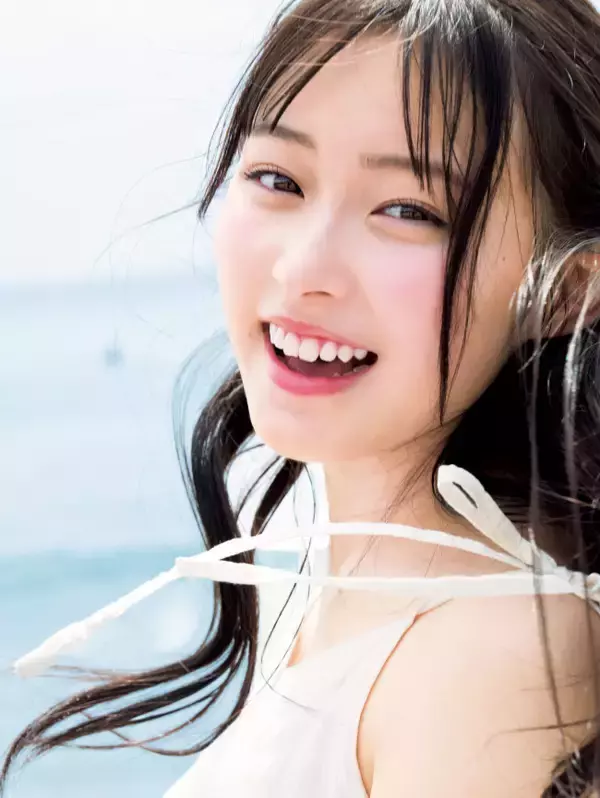中学生と思えないビジュアル！　“美少女図鑑”5冠の14歳、王道美少女の青春グラビア