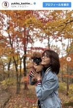 柏木由紀子77歳、紅葉の中で見せた笑顔が眩しい「いつも若々しくて美しい」「コーデも素敵」