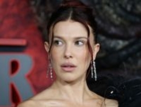 ミリー・ボビー・ブラウンが22歳に　昨年養子に迎えた娘との2ショットを披露