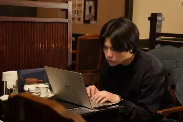 重岡大毅、渾身のタイピングシーンを見せる！　『5秒で完全犯罪を生成する方法』メイキング映像を初公開