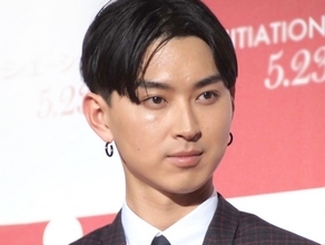 松田翔太41歳に「なれました」父・優作さん越え　妻との仲睦まじい2ショット公開
